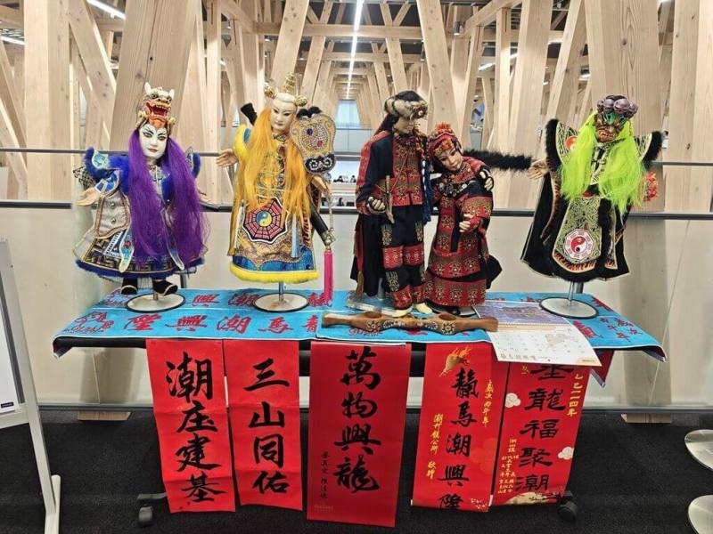 屏東縣潮州鎮公所與日本茨城縣大子町公所展開人偶交流，5尊布袋戲偶正於日本展出，其中2尊身著排灣族傳統服飾，展現屏東多元族群特色。（潮州鎮公所提供）