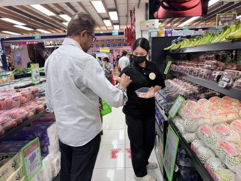 高雄市農業局持續拓展東南亞市場，攜手新加坡、馬來西亞通路推廣芭樂、蜜棗、木瓜、蓮霧等農產品。（高雄市農業局提供）