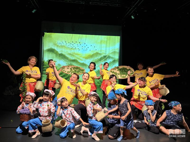 The Folk Dance Division incorporated Hakka tea-picking culture into a performance, bringing to life the charm and vibrant customs of tea plantations.