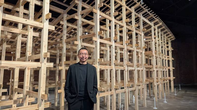 「藤本壯介建築展：原初．未來．森」15日起將在台展出，日本建築師藤本壯介（圖）13日帶領媒體導覽，分享2025大阪世博主會場「大屋頂環」設計理念。
