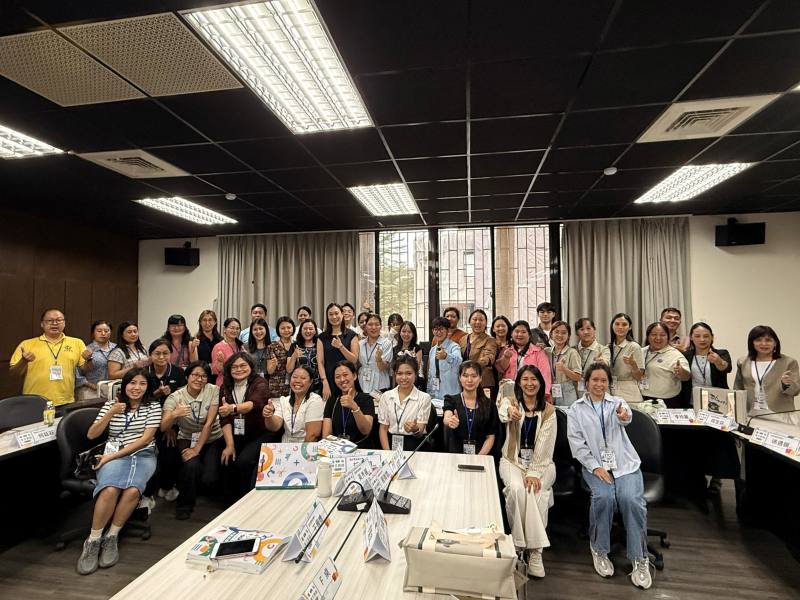 學員與「漢字及詞彙教學小撇步」課程講師陳嘉凌副教授合影。