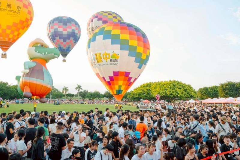 台中石岡熱氣球嘉年華已成為台中山城最具代表性的夏季品牌活動之一，22日至24日將在土牛運動公園登場。圖為往年活動舉辦情形。（台中市府提供）