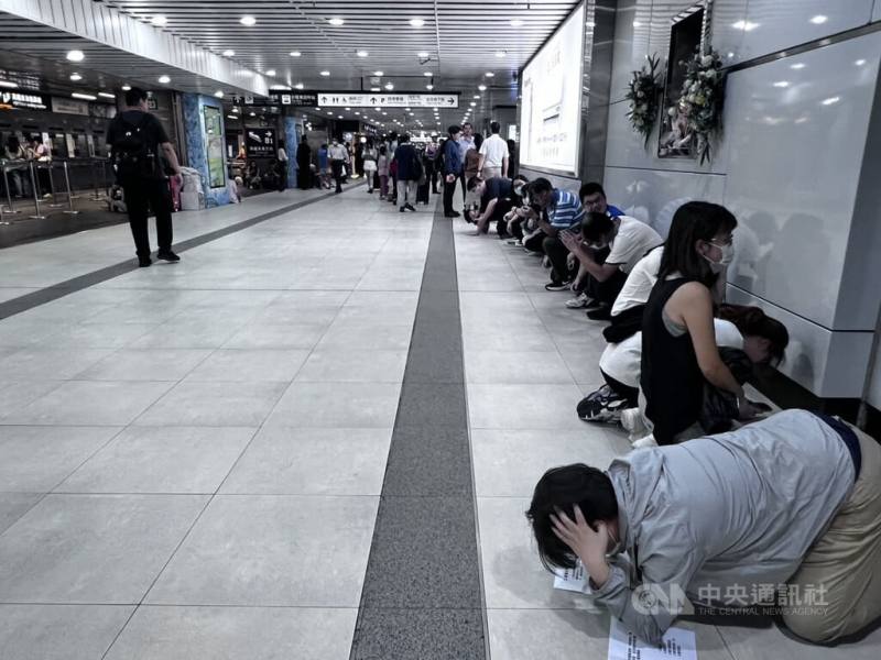 2026城鎮韌性（防空）演習13日下午在台北等北部7縣市登場，警報響起後，台北車站1樓以上樓層淨空，地下1樓連通道聚集不少民眾等待演習結束。