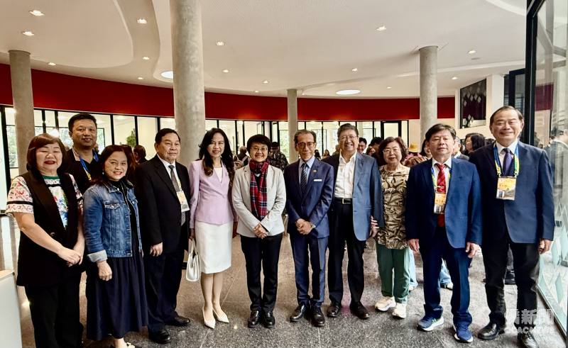 客家委員會主任委員古秀妃（中）、駐巴西代表處代表廖志賢（右5）、駐聖保羅辦事處處長朱怡靜（左5）、客家緣樓主任委員張永西（左4）和客家鄉親合影。