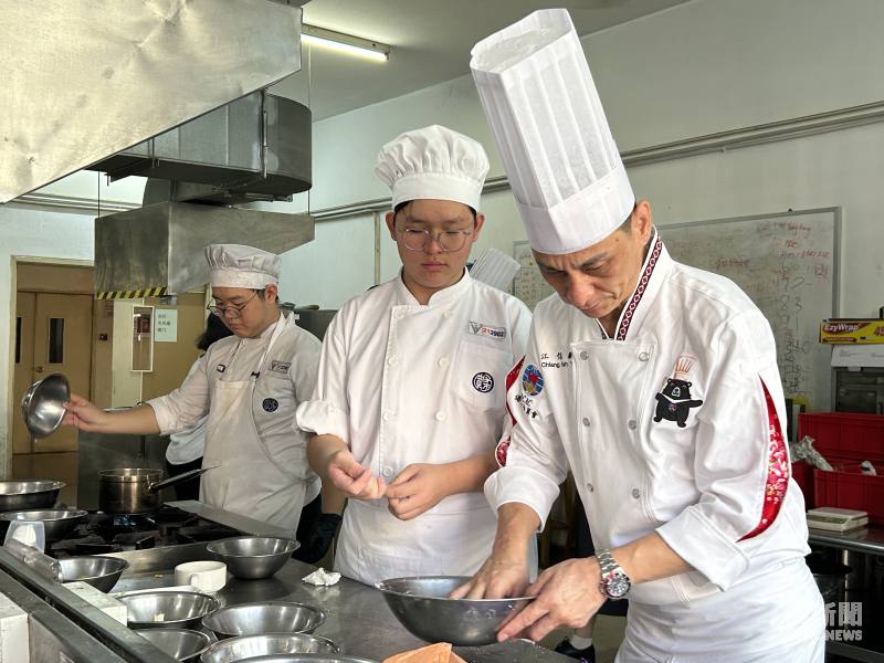 江信毅親自為學生解惑，耐心指導芋圓的製作技巧。