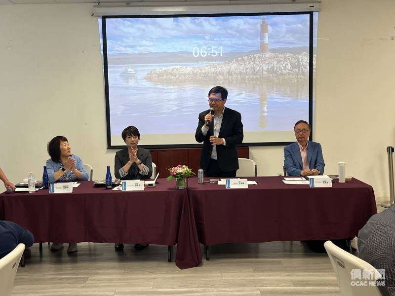 金山灣區文教中心主任王偉讚(右二)致歡迎詞。
