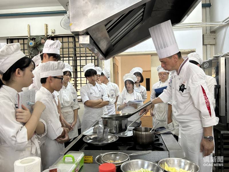 江信毅細心講解「客家小炒」烹調技巧及流程。
