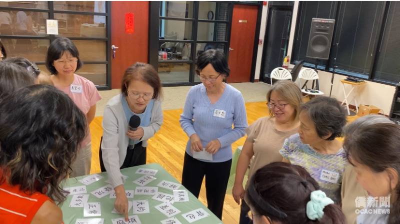 顏雪芬帶學員玩認字搶答。