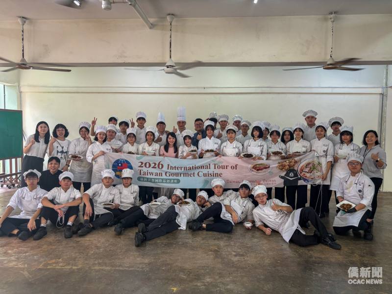 柔佛州寬柔中學古來分校師生與「2026年臺灣美食國際巡迴講座」主廚江信毅及呂偉嵩合影。