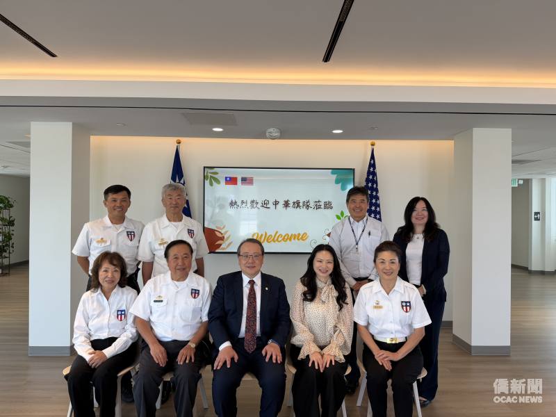 (前排左至右)南加州中華旗隊顧問張元松、創隊隊長陳耀華、駐洛杉磯辦事處處長馬博元偕夫人、隊長露茜；(上排左至右)副隊長吳俊毅，總監許宗由，洛杉磯文教中心主任張皓鈞，駐洛杉磯辦事處組長江月琇。