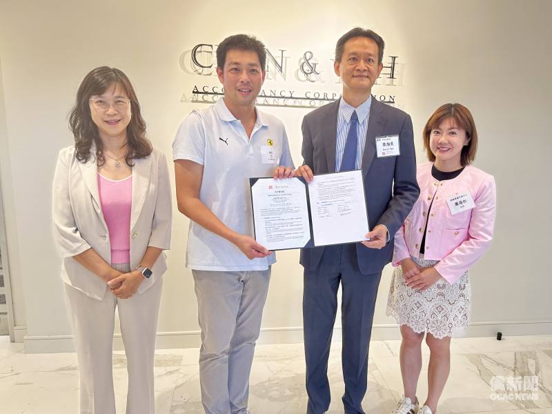駐洛杉磯辦事處經濟組組長黃翠娟（左一）、橙縣文教中心主任蕭蓓如（右一）見證下，新北新創企業團團長林冠仲（左二）與柑縣臺美商會會長葉旭旻代表雙方簽署合作備忘錄。
