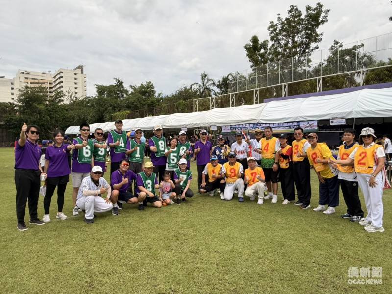 駐泰國代表處與各商會聯誼會會長於友誼賽後合影。