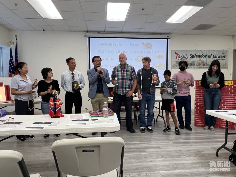 金山灣區文教中心主任王偉讚(左四)鼓勵學員參與社區華語課程與文化活動。