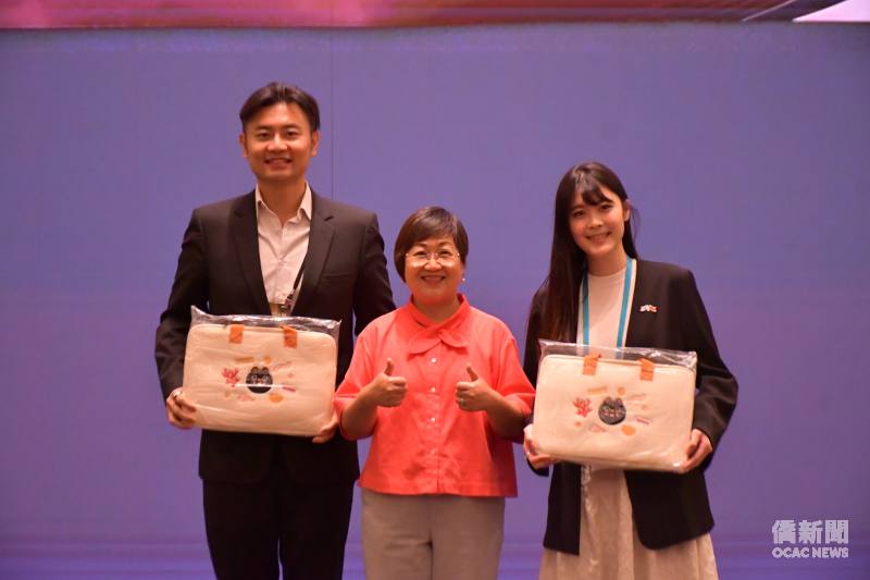 Minister Hsu (centered) presented gifts to delegation leader Wen-Hsin Chen (right) and deputy leader Tzu-Li Lin (left).