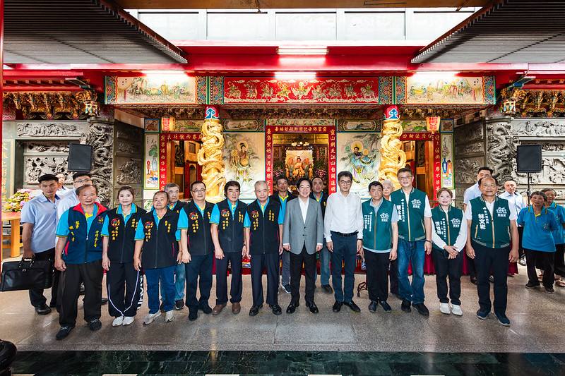 總統與「靈台山建德寺地母廟」廟方人員合影