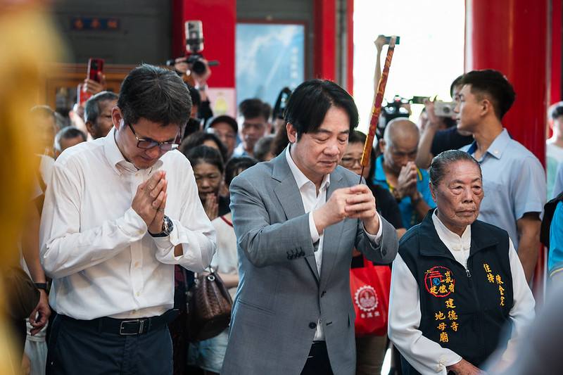 總統前往「靈台山建德寺地母廟」參香祈福