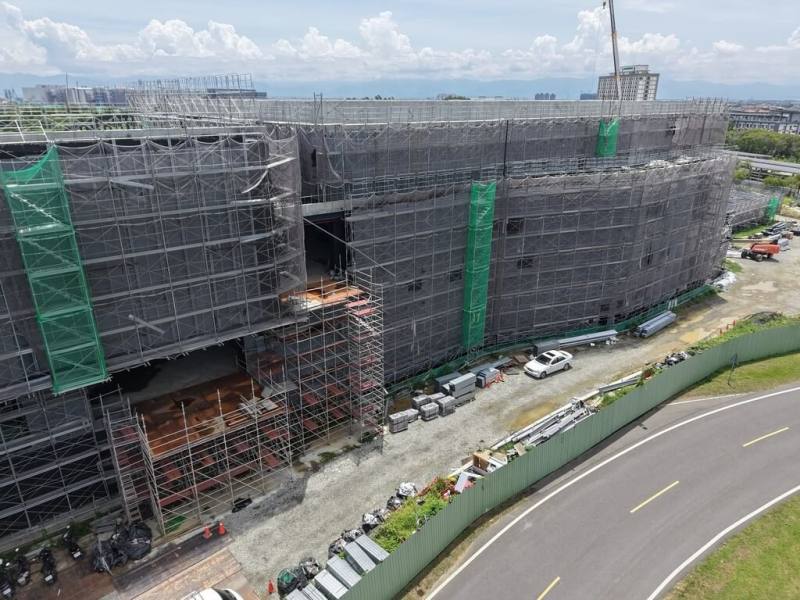 故宮南院國寶館（圖，興建中）預計2028年12月底開館營運，為完善公共服務機能，一旁增設獨立餐廳，日前依促參法辦理公聽會。（故宮南院提供）