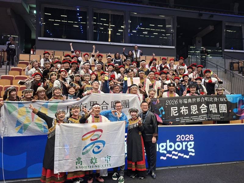 尼布恩合唱團在世界大賽再奪兩金，獲邀擔任本屆評審的台北愛樂合唱團及室內合唱團音樂總監古育仲（前排右1）說，當代音樂組不是尼布恩擅長的部分，他們願意挑戰不熟悉的組別，且拿到不錯的成績，非常值得鼓勵。