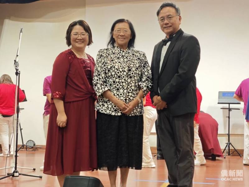 僑務委員葉芸青 (中)與口琴老師李孝明(右)、余佩芳(左)合影。