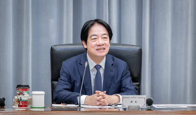 總統指出，政府明年將持續推動「臺灣人口對策新戰略家庭支持篇」、「強化國防力量」、打造「智慧國家2.0」、「加速公共建設落實均衡臺灣」及「擴大對地方支持」等五項重要任務，期盼照顧每一位努力打拚的臺灣人，讓全民共享經濟成長的成果
