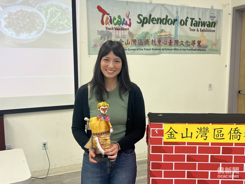 Michelle Trejo練習布袋戲操作。