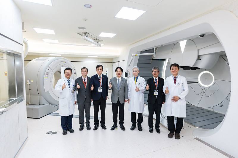 總統與現場貴賓一同參訪質子治療中心