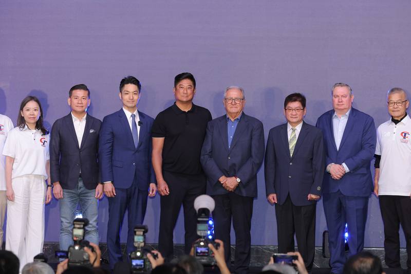 2027年WBSC世界12強棒球賽預複賽暨2028年洛杉磯奧運資格賽舉辦權發布記者會17日下午在台北舉行，中華民國棒球協會理事長辜仲諒（左4）、台北市長蔣萬安（左3）、世界棒壘球總會（WBSC）會長法卡利（Riccardo Fraccari）（右4）、運動部次長洪志昌（右3）、下任中華棒協理事長周玲妏（左）等人出席。