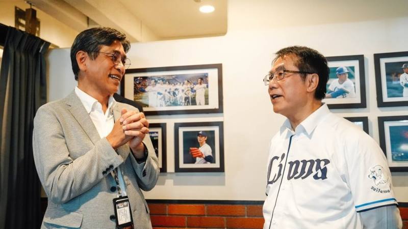 台南市長黃偉哲（右）和日本職棒埼玉西武獅球團代表取締役社長奥村剛（左）14日會面，雙方就結合職業棒球賽事推廣台南觀光交換意見。（台南市政府提供）