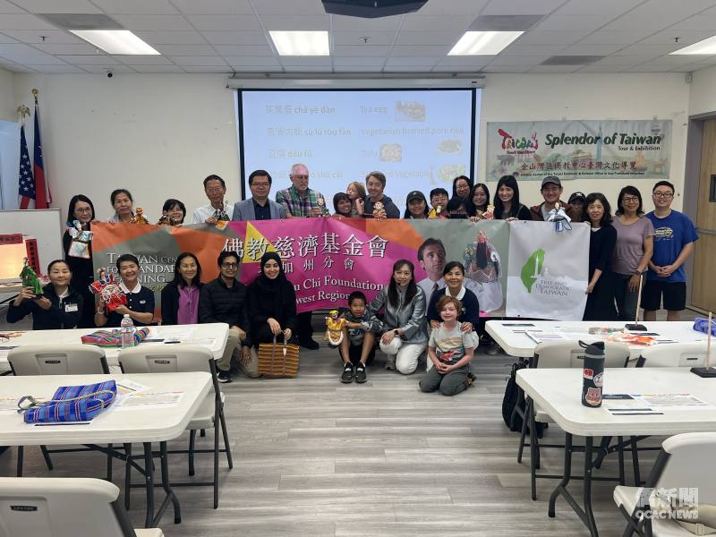 「臺灣好食X華語好學」暨「西遊記」布袋戲文化體驗活動全體合影。