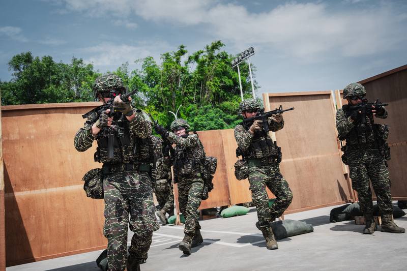 為符合水域作戰特性，海軍陸戰隊歷時4年汲取官兵意見研改「新式戰鬥背心」，圖為官兵執行限制空間戰鬥（CQB）演練。