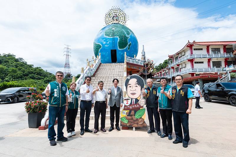 賴清德總統15日上午前往「靈台山建德寺地母廟」參香祈福，感謝神恩庇佑臺灣