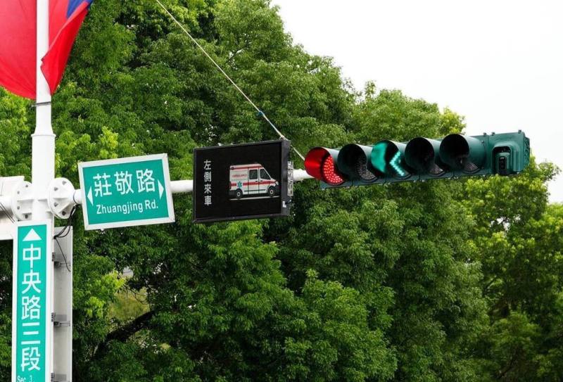 花蓮縣政府在花蓮市慈濟醫院周邊重要路口，試辦Interlux AI智慧交通號誌，結合C-V2X車聯網技術，打造救護車優先通行綠色通道，協助消防局執行緊急救護勤務，爭取寶貴的黃金救援時間。（花蓮縣政府提供）