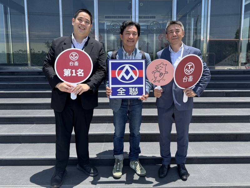 全聯18日公開國產豬肉供應鏈，並開放媒體參觀台畜欣樂廠，左起為台畜董事長張華欣、全聯行銷部協理劉鴻徵、台畜總經理王志興。（全聯提供）