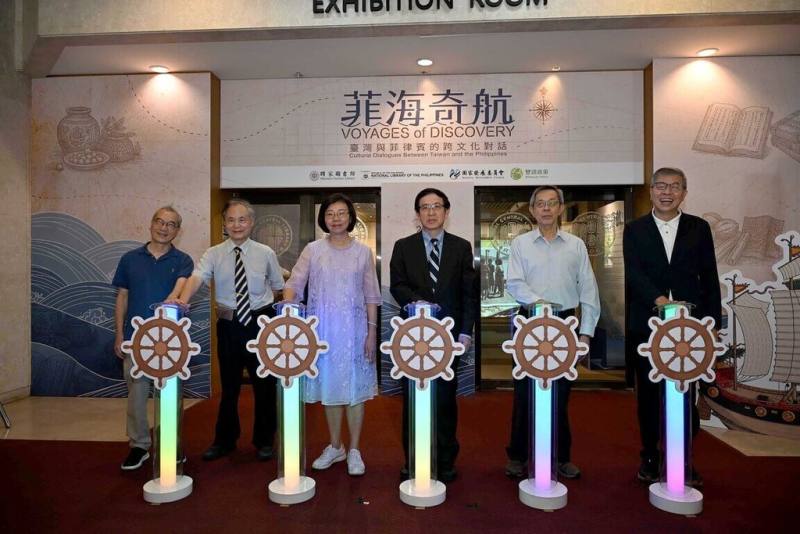 國家圖書館與菲律賓國家圖書館攜手合作「菲海奇航：台灣與菲律賓的跨文化對話」特藏文獻展，18日起在國家圖書館藝文中心1樓展覽室展出。代理館長翁誌聰（中）等人出席見證開幕儀式。（國家圖書館提供）