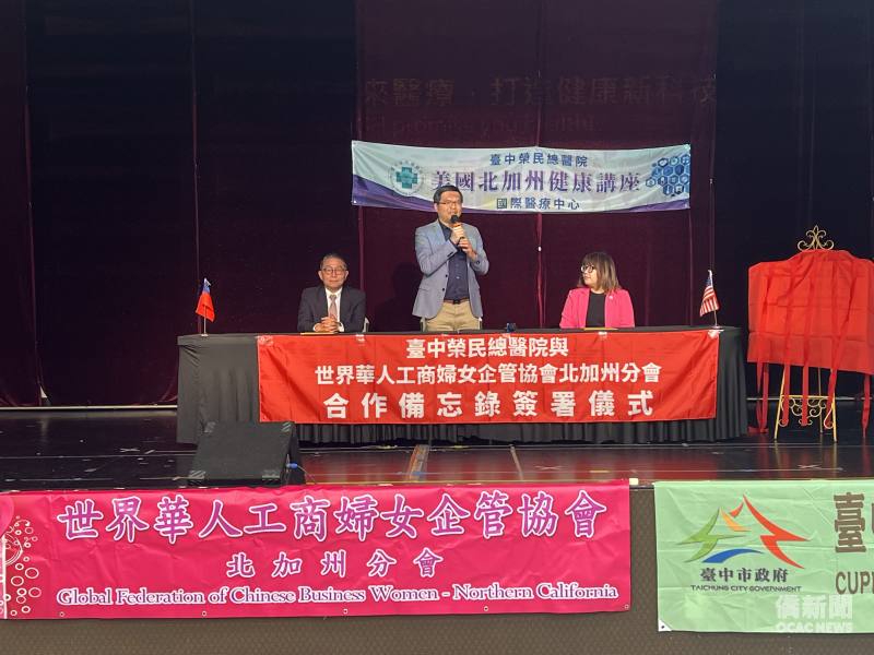 王偉讚(中)致詞。