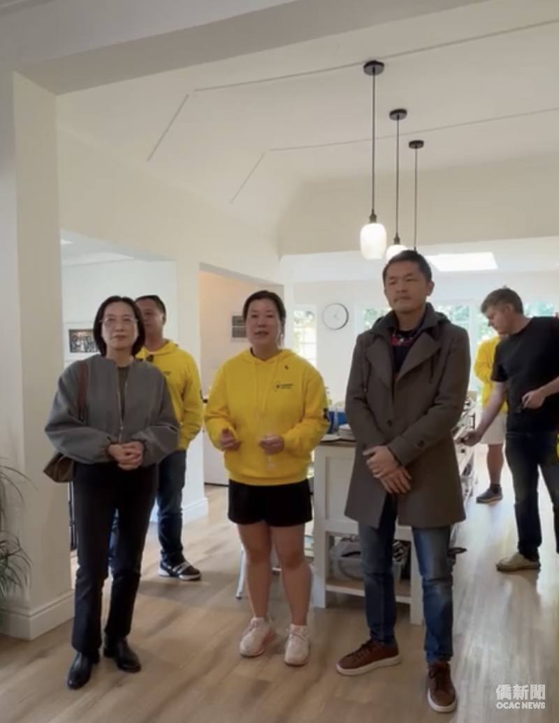 開普敦青商會會長李智婷致詞(中)；駐開普敦辦事處處長陳瑩莉(左1)、非總青商會長會張家毓(右1)