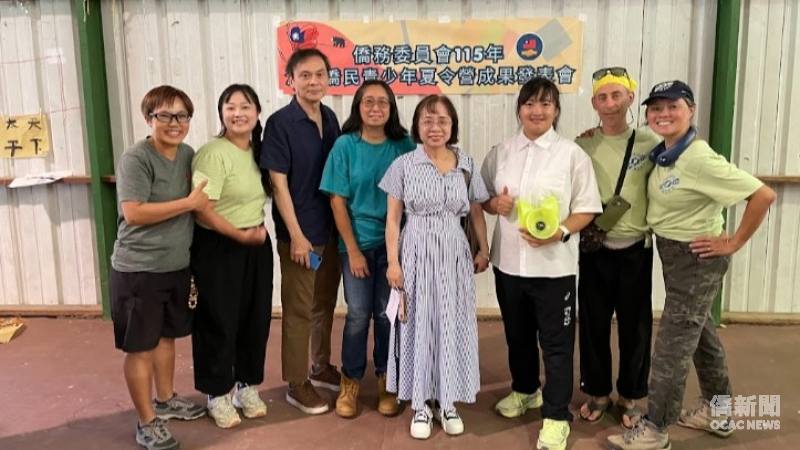 （左二起）老師吳宇婷、僑務諮詢委員戴松昌、夏令營主任杜華寧、紐約文教中心副主任廖淑惠、老師蔡君慧、Stephen Kaplan、夏令營主任聶彩雲。