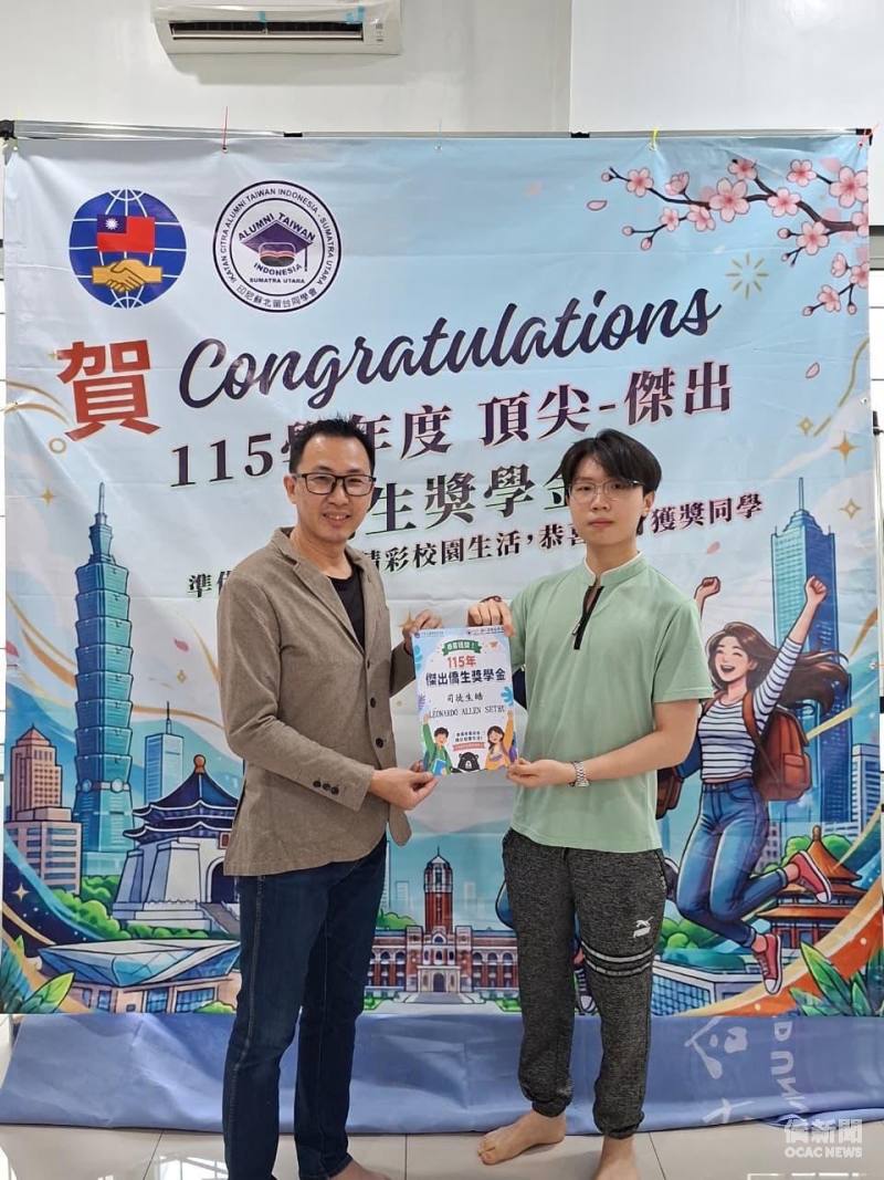 蘇北印尼留臺同學會會長黃秦祥(左)頒發榮譽狀予獲獎僑生