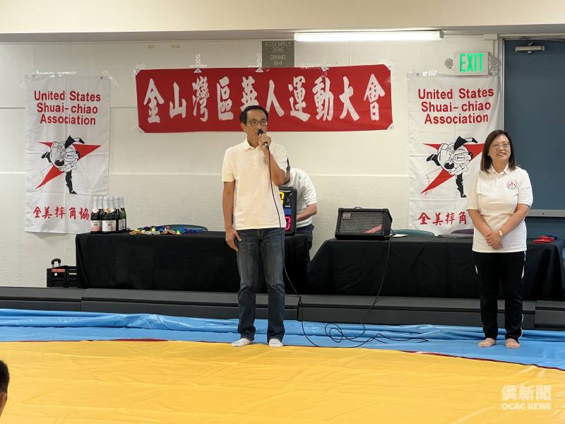 金山灣區華人運動大會主委陳立恭(中)為參賽選手加油打氣。