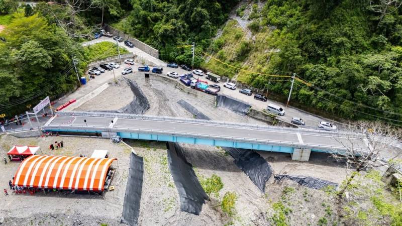 颱風卡努2023年重創南投縣仁愛鄉，縣府向中央爭取經費新台幣8265萬5707元，辦理投83線14公里處災後重建工程，新建「伊娜谷橋」18日通車。（南投縣政府提供）