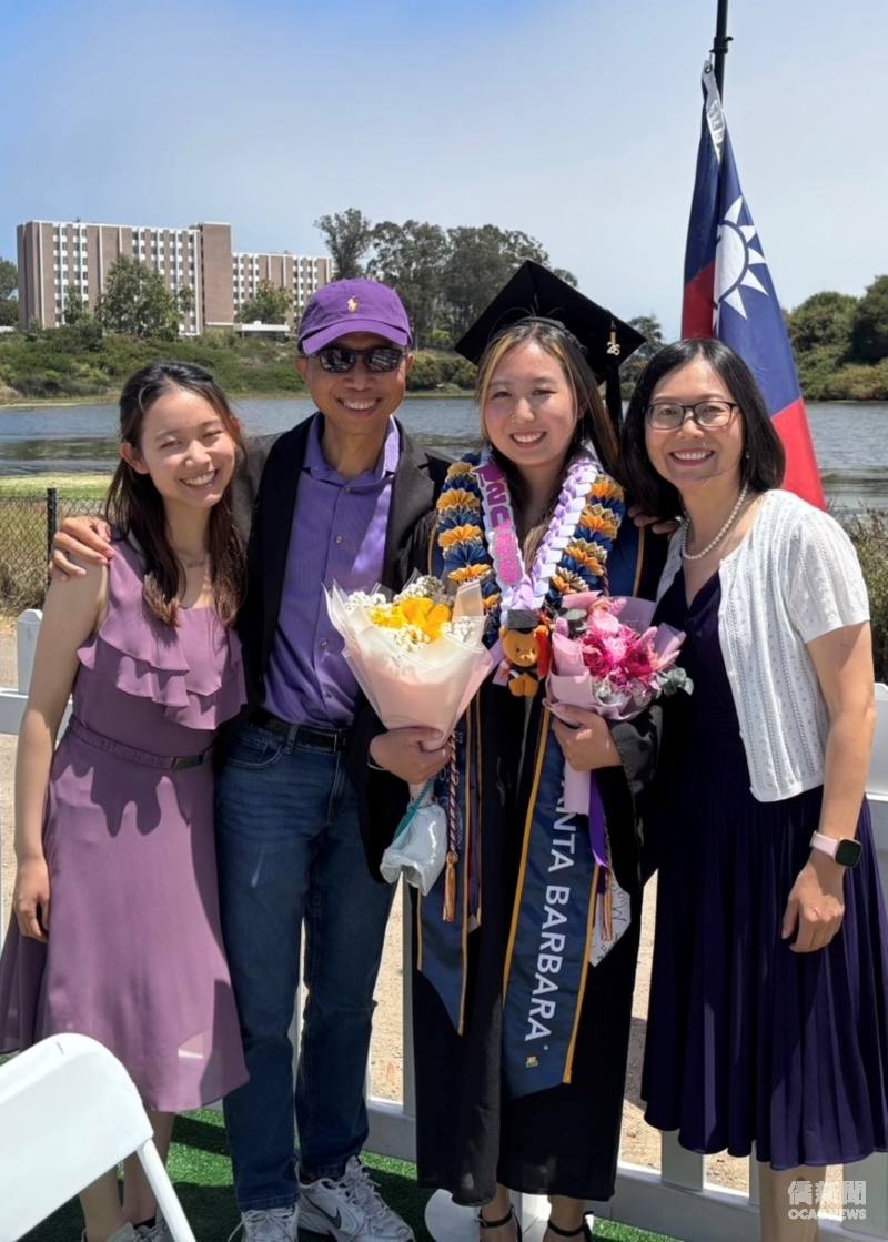 王佑文(右2)在UC Santa Barbara 2026畢業典禮與家人合影。(王佑文提供)