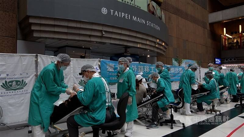 Dental examinations are offered to migrant workers during a free health check event at Taipei Main Station on Sunday. CNA photo Aug. 16, 2026