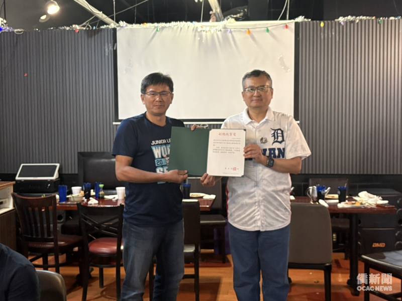 類延峰處長代表頒贈總統及副總統賀電