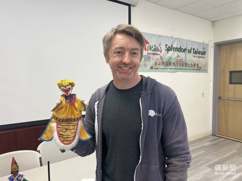 Matt Bowman練習布袋玩偶。