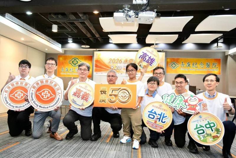 罹患先天軟骨發育不全症、一路打進帕運的羽球國手蔡奕琳（左5），受邀擔任長庚永慶盃路跑代言人，18日現身記者會分享。（長庚醫院提供）