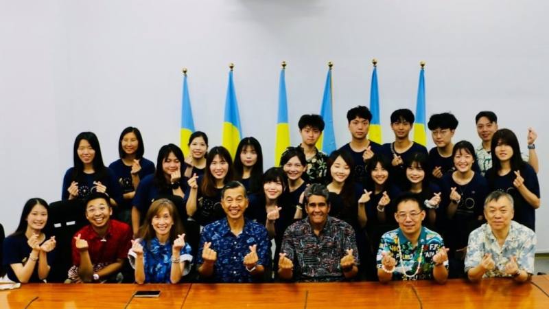 輔仁大學青年團隊前往南太平洋友邦帛琉，進行慢性疾病社區調查，建立帛琉健康資料基礎，提升居民健康意識，帛琉總統惠恕仁（前右3）親自接見團隊。（青年署提供）