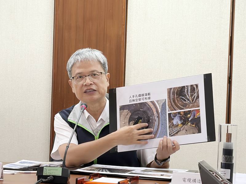 台電18日舉行「節電迷思破解暨地下線路更新」記者會。台電配電處處長饒祐禎說明電纜優先更換計劃。