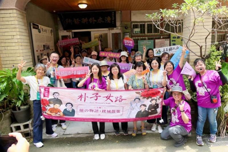 全國各縣市社福主管17日走讀「朴子女路」，從13處女性地景看見嘉義地方記憶。（嘉義縣政府提供）