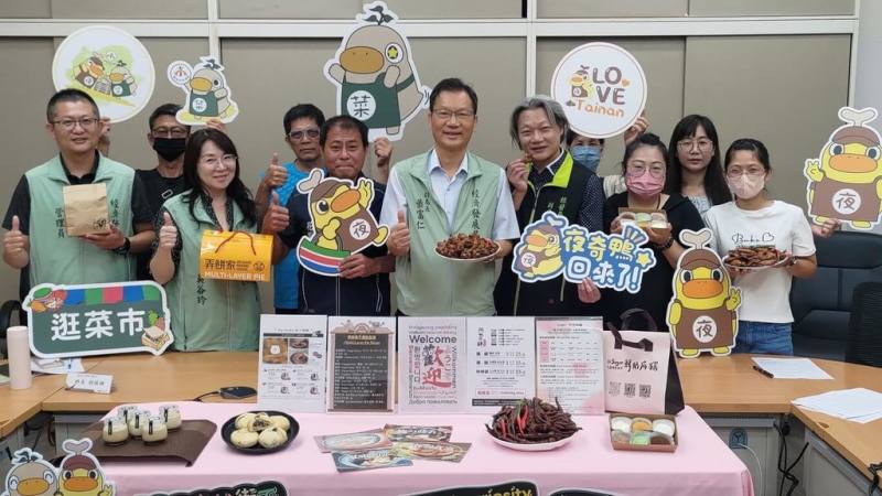 台南市政府推動外國觀光客友善外語計畫，透過英、日、韓等多語資訊，降低外國旅客參訪障礙，強化觀光吸引力，以西市場及花園夜市作為示範場域。（台南市政府提供）