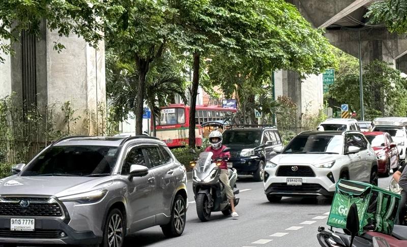 研究機構榮鼎集團7月發布的報告指出，中國車廠目前在地零組件使用率約40%至60%，低於在泰國經營數十年的日本車廠約70%至80%。圖為曼谷街頭的各品牌汽車。